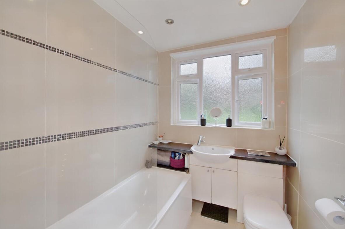 Abercorn Road, London, Mill Hill East, NW7 1JH, 3 bedroom Flat